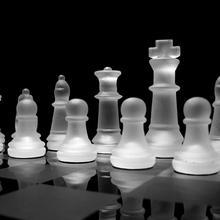 Elegant Glass Chess Set – Transparent & Frosted Pieces with Mirrored Board – Decorative & Playable Gift